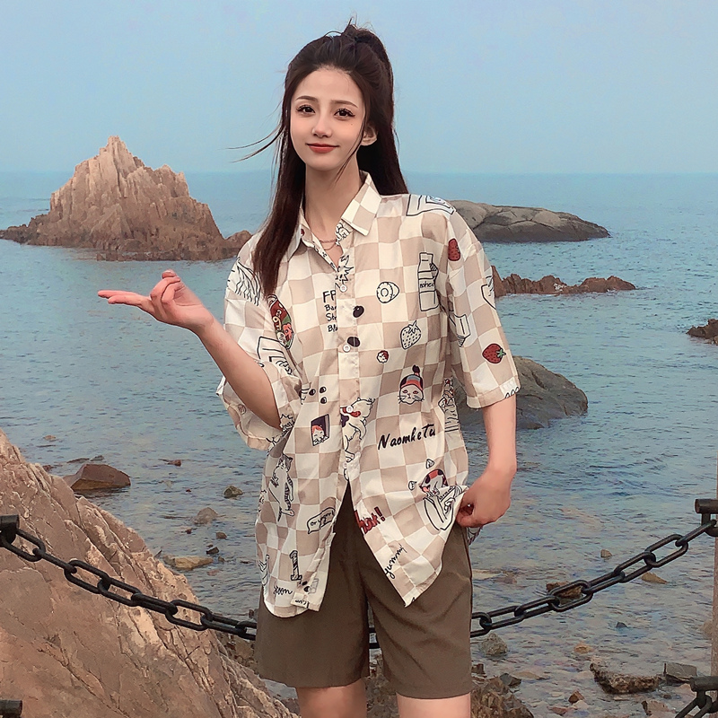 Floral Short-Sleeve Shirt for Women - Retro Hawaiian Style Loose Top for Beach Vacation, Y2K Inspired Fashion Floral Short-Sleeve Shirt for Women - Retro Hawaiian Style Loose Top for Beach Vacation, Y2K Inspired Fashion