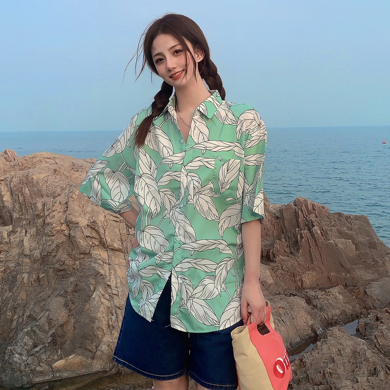 Floral Short-Sleeve Shirt for Women - Retro Hawaiian Style Loose Top for Beach Vacation, Y2K Inspired Fashion Floral Short-Sleeve Shirt for Women - Retro Hawaiian Style Loose Top for Beach Vacation, Y2K Inspired Fashion