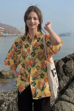 Floral Short-Sleeve Shirt for Women - Retro Hawaiian Style Loose Top for Beach Vacation, Y2K Inspired Fashion