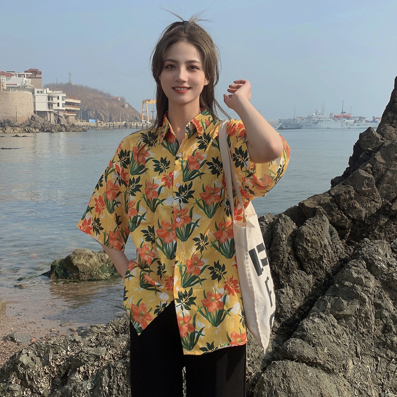 Floral Short-Sleeve Shirt for Women - Retro Hawaiian Style Loose Top for Beach Vacation, Y2K Inspired Fashion Floral Short-Sleeve Shirt for Women - Retro Hawaiian Style Loose Top for Beach Vacation, Y2K Inspired Fashion