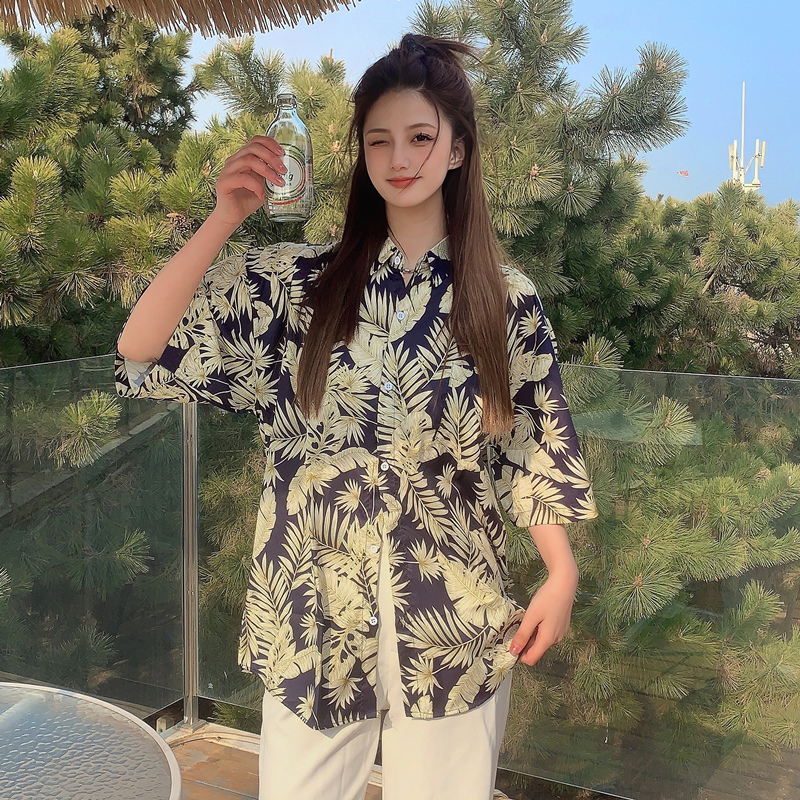 Floral Short-Sleeve Shirt for Women - Retro Hawaiian Style Loose Top for Beach Vacation, Y2K Inspired Fashion Floral Short-Sleeve Shirt for Women - Retro Hawaiian Style Loose Top for Beach Vacation, Y2K Inspired Fashion