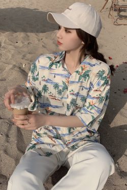 Floral Short-Sleeve Shirt for Women - Retro Hawaiian Style Loose Top for Beach Vacation, Y2K Inspired Fashion