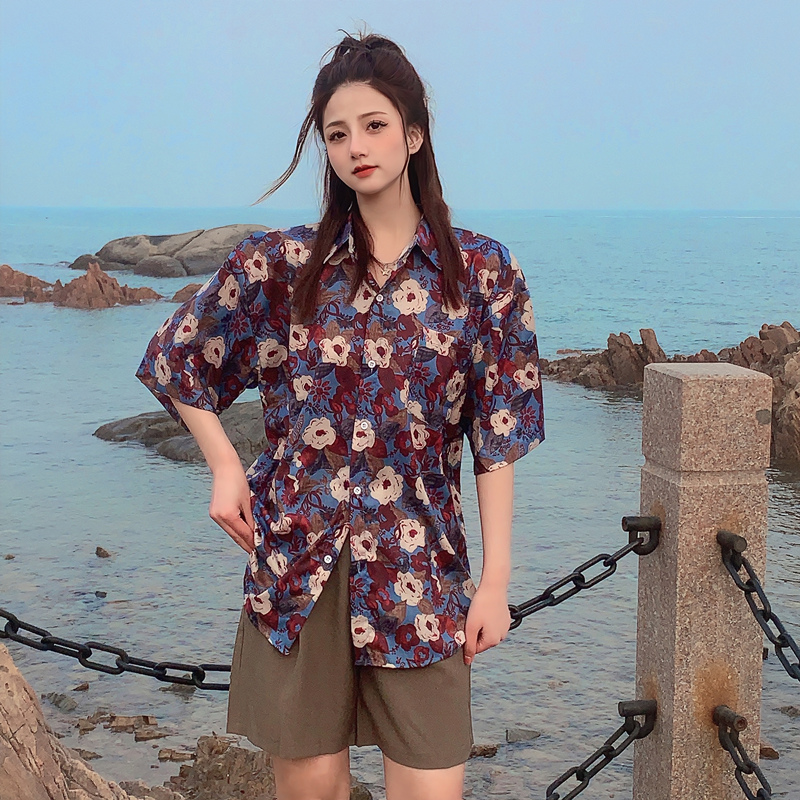 Floral Short-Sleeve Shirt for Women - Retro Hawaiian Style Loose Top for Beach Vacation, Y2K Inspired Fashion Floral Short-Sleeve Shirt for Women - Retro Hawaiian Style Loose Top for Beach Vacation, Y2K Inspired Fashion