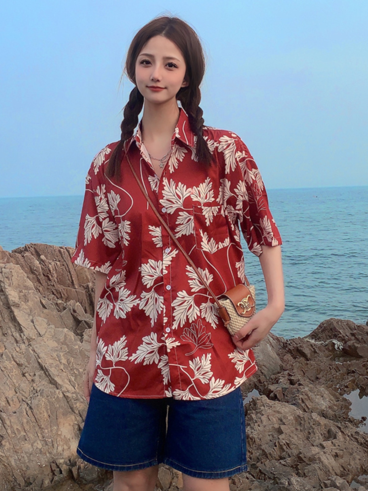 Floral Short-Sleeve Shirt for Women - Retro Hawaiian Style Loose Top for Beach Vacation, Y2K Inspired Fashion Floral Short-Sleeve Shirt for Women - Retro Hawaiian Style Loose Top for Beach Vacation, Y2K Inspired Fashion