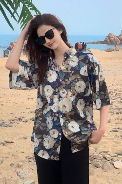 Floral Short-Sleeve Shirt for Women - Retro Hawaiian Style Loose Top for Beach Vacation, Y2K Inspired Fashion
