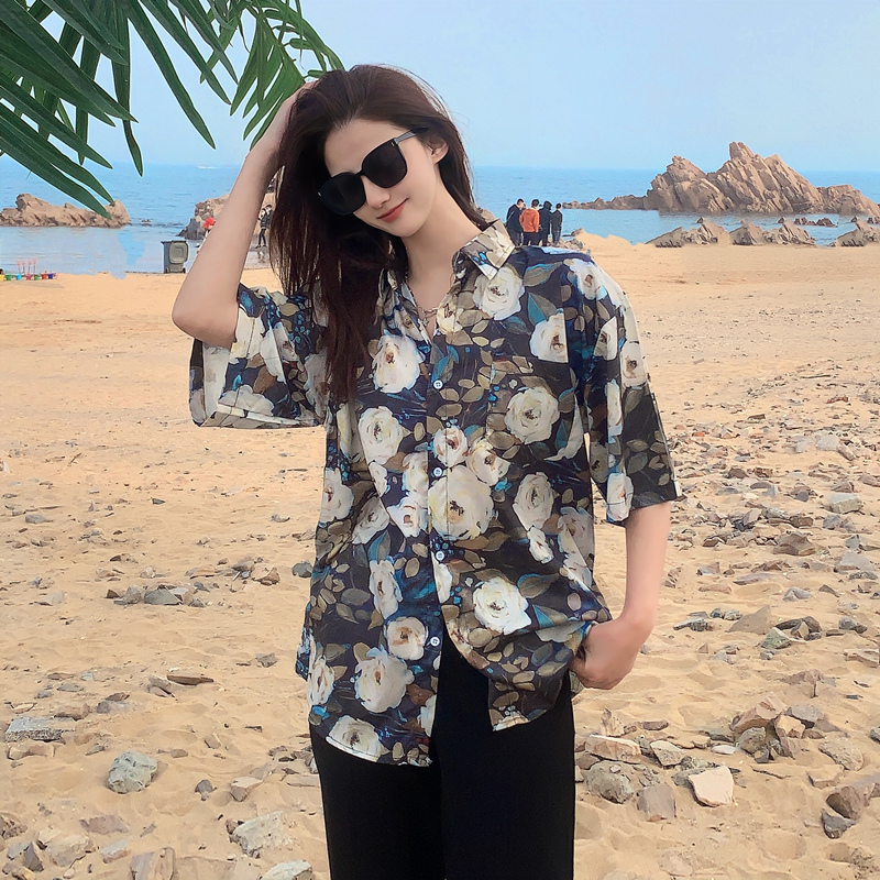 Floral Short-Sleeve Shirt for Women - Retro Hawaiian Style Loose Top for Beach Vacation, Y2K Inspired Fashion Floral Short-Sleeve Shirt for Women - Retro Hawaiian Style Loose Top for Beach Vacation, Y2K Inspired Fashion