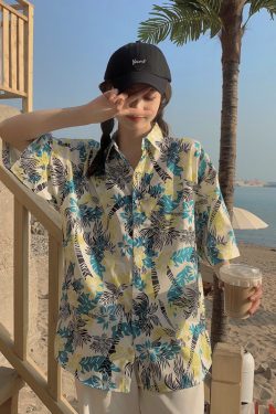 Floral Short-Sleeve Shirt for Women - Retro Hawaiian Style Loose Top for Beach Vacation, Y2K Inspired Fashion