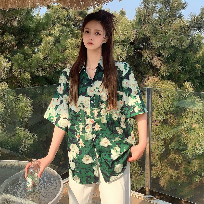 Floral Short-Sleeve Shirt for Women - Retro Hawaiian Style Loose Top for Beach Vacation, Y2K Inspired Fashion Floral Short-Sleeve Shirt for Women - Retro Hawaiian Style Loose Top for Beach Vacation, Y2K Inspired Fashion