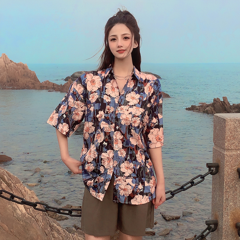 Floral Short-Sleeve Shirt for Women - Retro Hawaiian Style Loose Top for Beach Vacation, Y2K Inspired Fashion Floral Short-Sleeve Shirt for Women - Retro Hawaiian Style Loose Top for Beach Vacation, Y2K Inspired Fashion