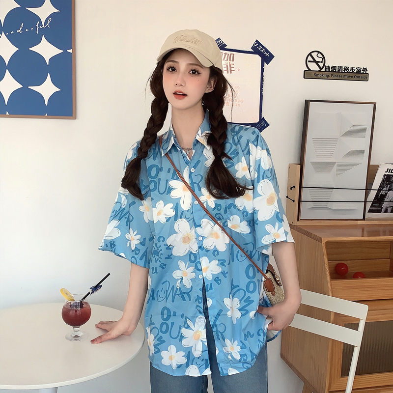 Floral Short-Sleeve Shirt for Women - Retro Hawaiian Style Loose Top for Beach Vacation, Y2K Inspired Fashion Floral Short-Sleeve Shirt for Women - Retro Hawaiian Style Loose Top for Beach Vacation, Y2K Inspired Fashion