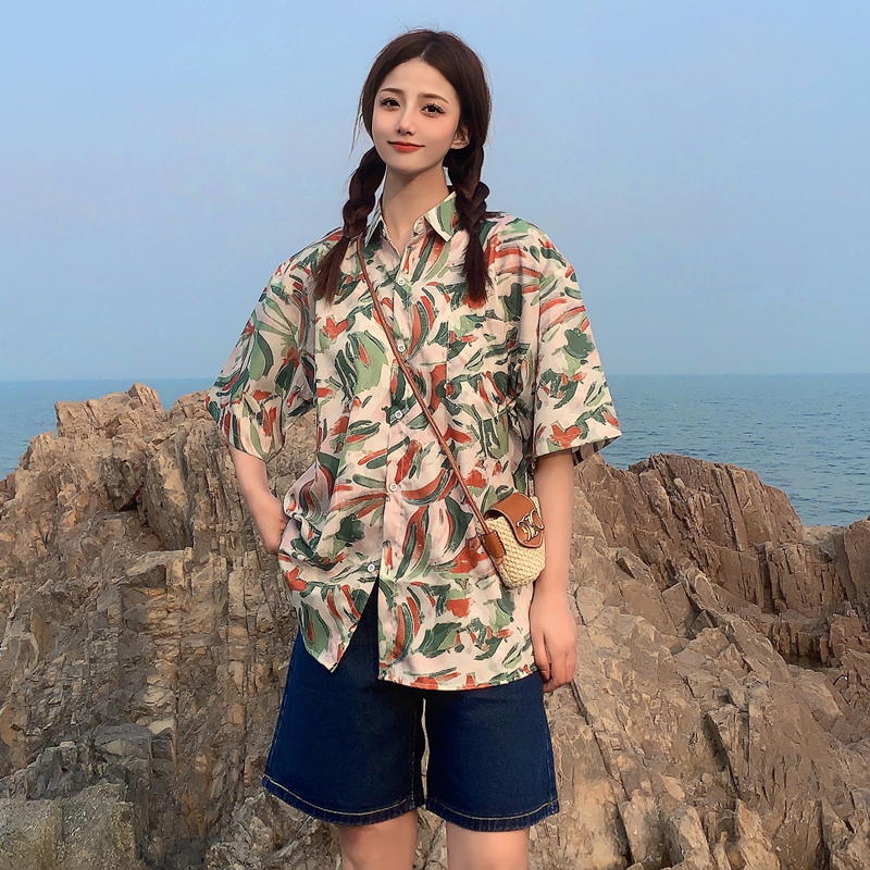 Floral Short-Sleeve Shirt for Women - Retro Hawaiian Style Loose Top for Beach Vacation, Y2K Inspired Fashion Floral Short-Sleeve Shirt for Women - Retro Hawaiian Style Loose Top for Beach Vacation, Y2K Inspired Fashion