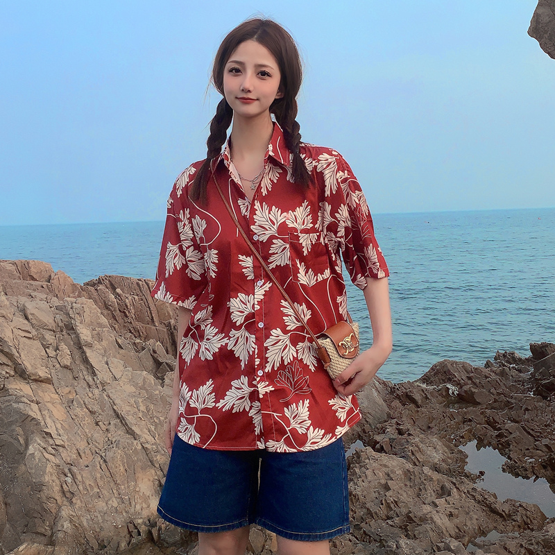 Floral Short-Sleeve Shirt for Women - Retro Hawaiian Style Loose Top for Beach Vacation, Y2K Inspired Fashion Floral Short-Sleeve Shirt for Women - Retro Hawaiian Style Loose Top for Beach Vacation, Y2K Inspired Fashion