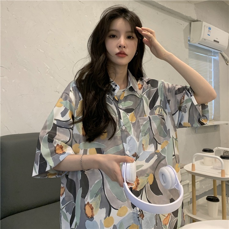 Floral Short Sleeve Shirt for Women - Retro Hong Kong Style Loose Beach Top, Summer Fashion, Trendy Half-Sleeve Design Floral Short Sleeve Shirt for Women - Retro Hong Kong Style Loose Beach Top, Summer Fashion, Trendy Half-Sleeve Design