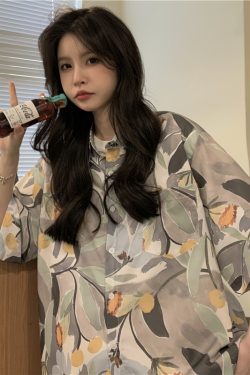 Floral Short Sleeve Shirt for Women - Retro Hong Kong Style Loose Beach Top, Summer Fashion, Trendy Half-Sleeve Design