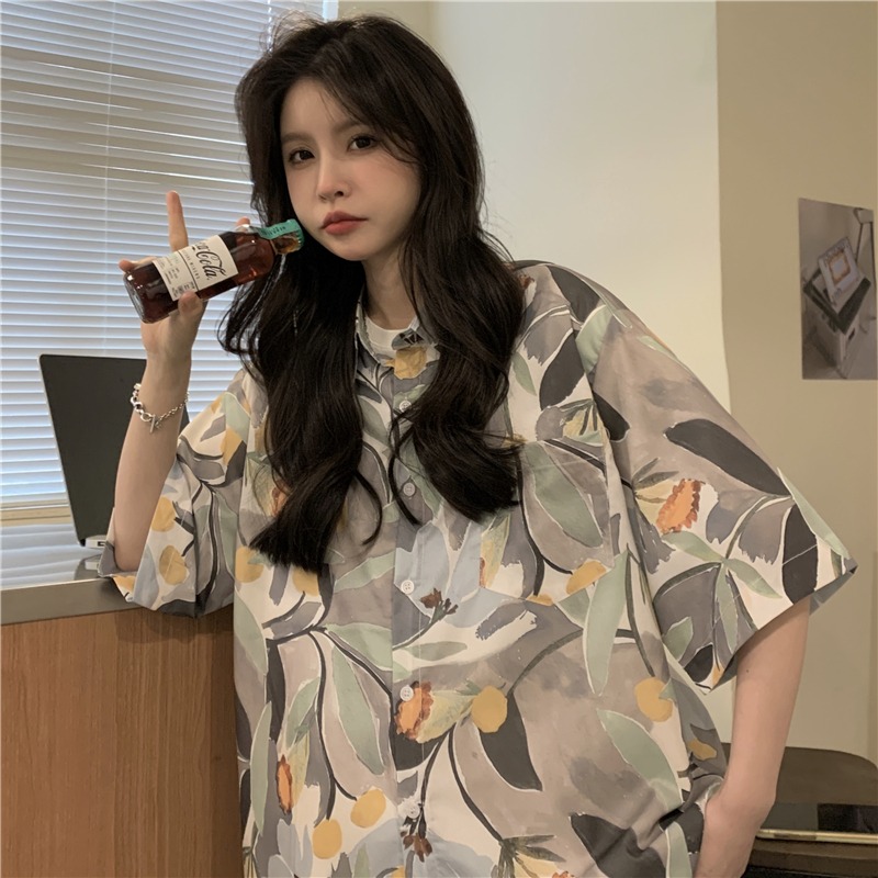 Floral Short Sleeve Shirt for Women - Retro Hong Kong Style Loose Beach Top, Summer Fashion, Trendy Half-Sleeve Design Floral Short Sleeve Shirt for Women - Retro Hong Kong Style Loose Beach Top, Summer Fashion, Trendy Half-Sleeve Design