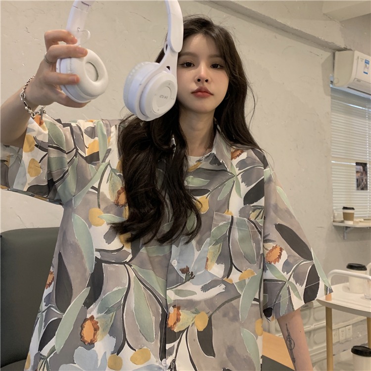 Floral Short Sleeve Shirt for Women - Retro Hong Kong Style Loose Beach Top, Summer Fashion, Trendy Half-Sleeve Design Floral Short Sleeve Shirt for Women - Retro Hong Kong Style Loose Beach Top, Summer Fashion, Trendy Half-Sleeve Design