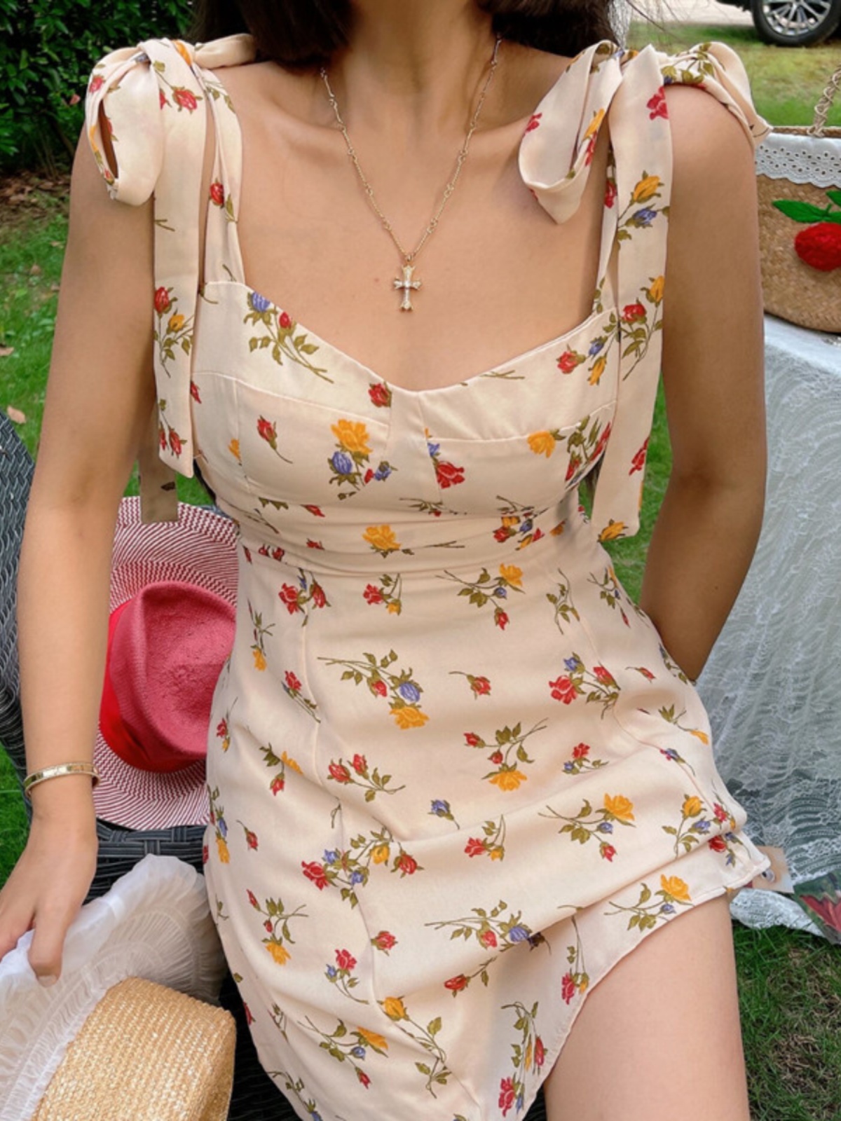 Floral Slimming Slip Dress with Ribbon Bow, French Vintage Style, Flowing Design for Spring/Summer 2022 - Chic and Elegant Fashion Floral Slimming Slip Dress with Ribbon Bow, French Vintage Style, Flowing Design for Spring/Summer 2022 - Chic and Elegant Fashion