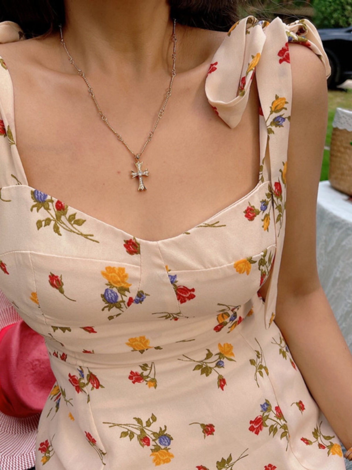 Floral Slimming Slip Dress with Ribbon Bow, French Vintage Style, Flowing Design for Spring/Summer 2022 - Chic and Elegant Fashion Floral Slimming Slip Dress with Ribbon Bow, French Vintage Style, Flowing Design for Spring/Summer 2022 - Chic and Elegant Fashion