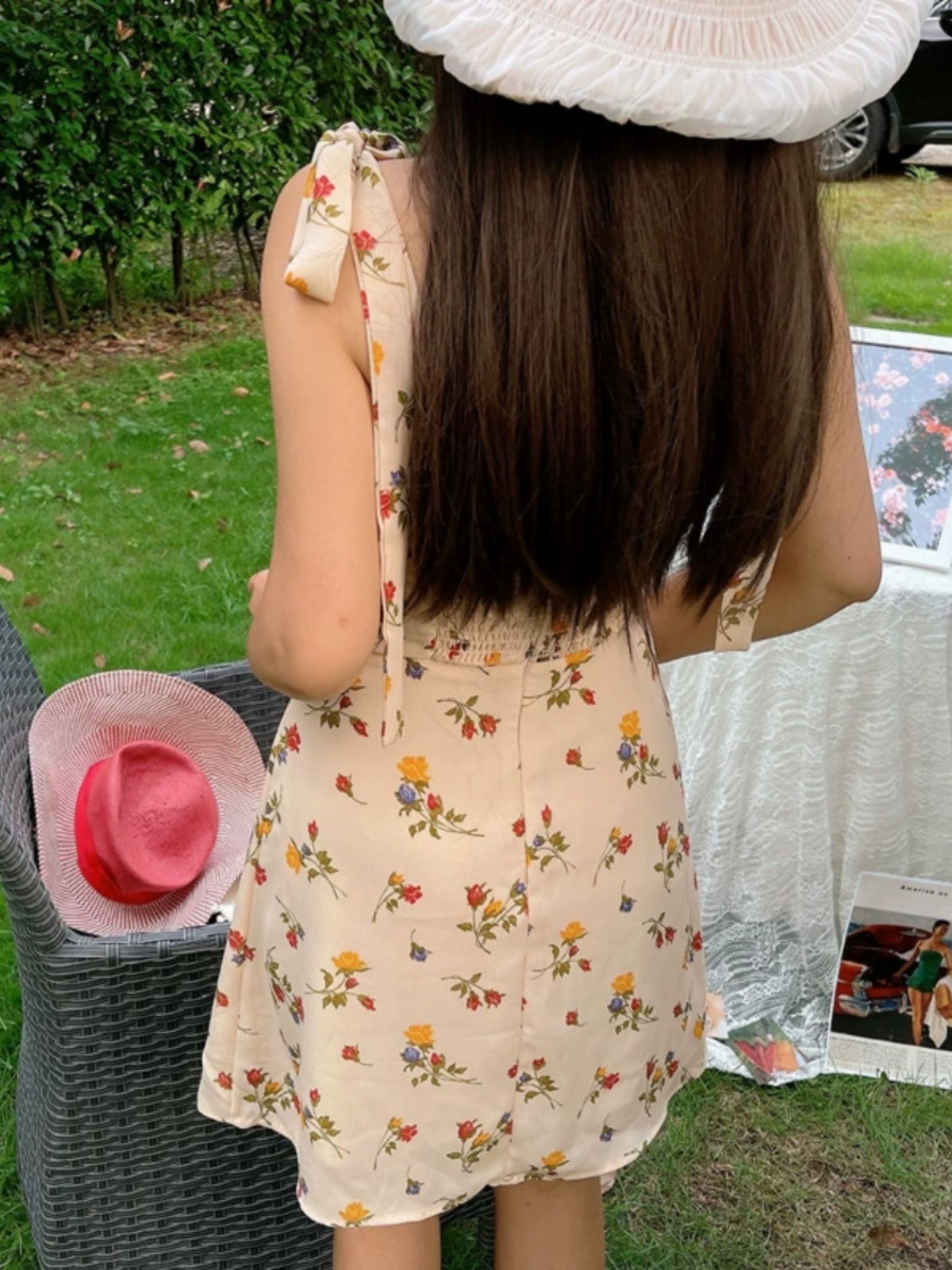 Floral Slimming Slip Dress with Ribbon Bow, French Vintage Style, Flowing Design for Spring/Summer 2022 - Chic and Elegant Fashion Floral Slimming Slip Dress with Ribbon Bow, French Vintage Style, Flowing Design for Spring/Summer 2022 - Chic and Elegant Fashion