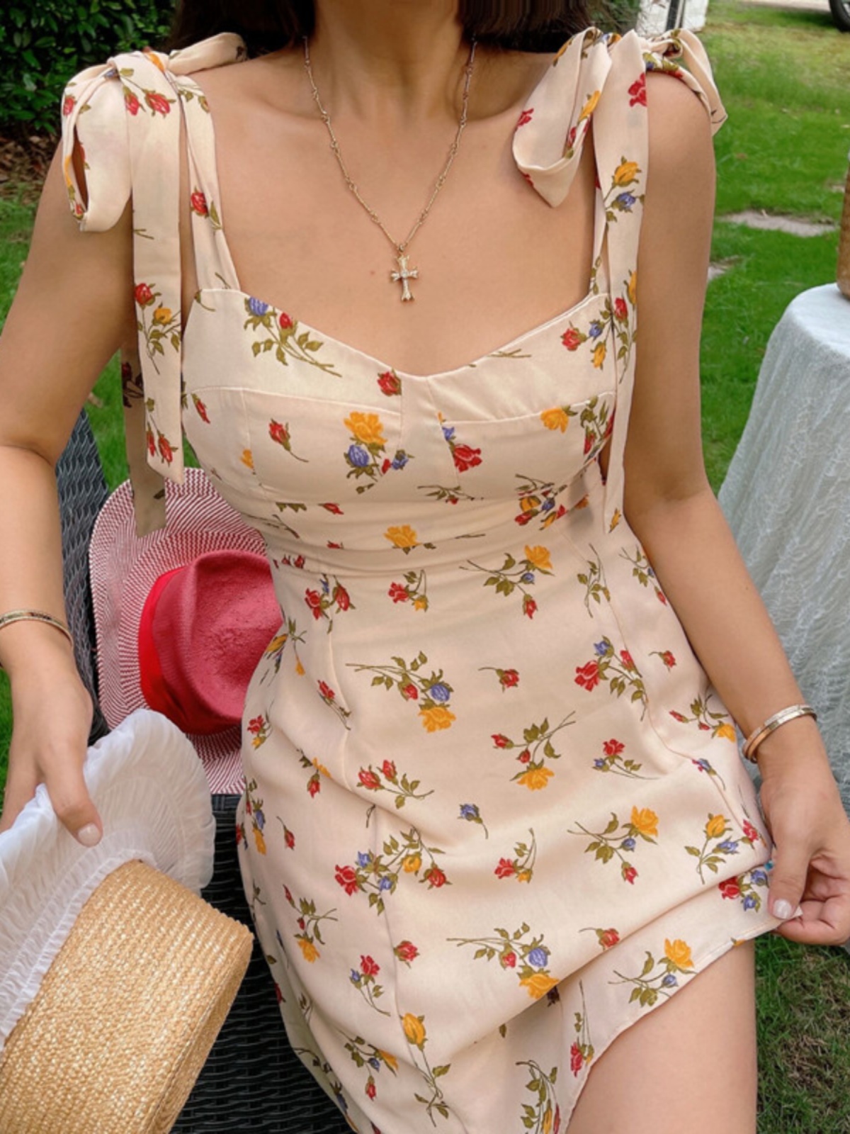 Floral Slimming Slip Dress with Ribbon Bow, French Vintage Style, Flowing Design for Spring/Summer 2022 - Chic and Elegant Fashion Floral Slimming Slip Dress with Ribbon Bow, French Vintage Style, Flowing Design for Spring/Summer 2022 - Chic and Elegant Fashion