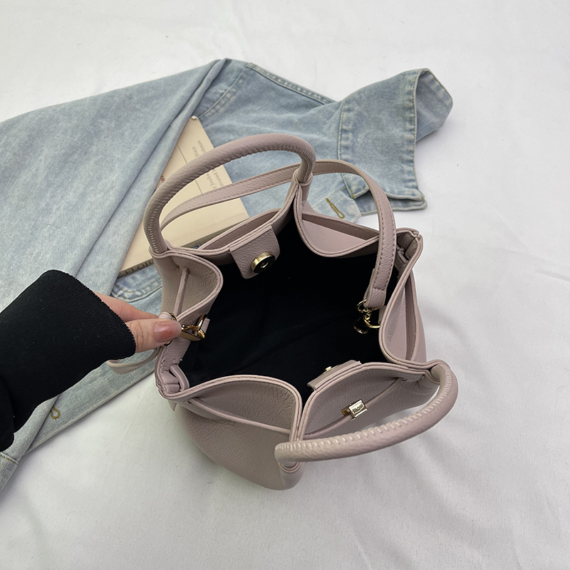 French Retro Lychee Pattern Handbag for Women - 2025 Textured Versatile Shoulder Crossbody Bag, Fashionable Commuting Style French Retro Lychee Pattern Handbag for Women - 2025 Textured Versatile Shoulder Crossbody Bag, Fashionable Commuting Style