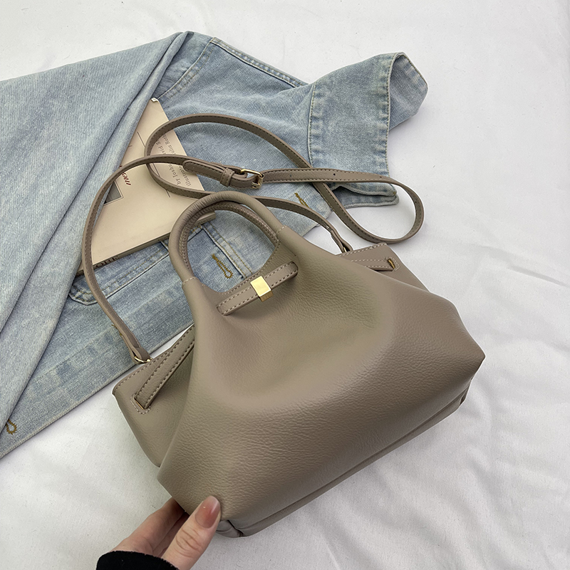 French Retro Lychee Pattern Handbag for Women - 2025 Textured Versatile Shoulder Crossbody Bag, Fashionable Commuting Style French Retro Lychee Pattern Handbag for Women - 2025 Textured Versatile Shoulder Crossbody Bag, Fashionable Commuting Style