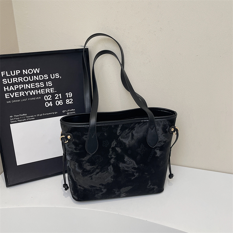 French Retro Matte Color-Blocking Tote Bag for Women - 2025 High-End Commuting Handbag, Embossed Shoulder Bag French Retro Matte Color-Blocking Tote Bag for Women - 2025 High-End Commuting Handbag, Embossed Shoulder Bag