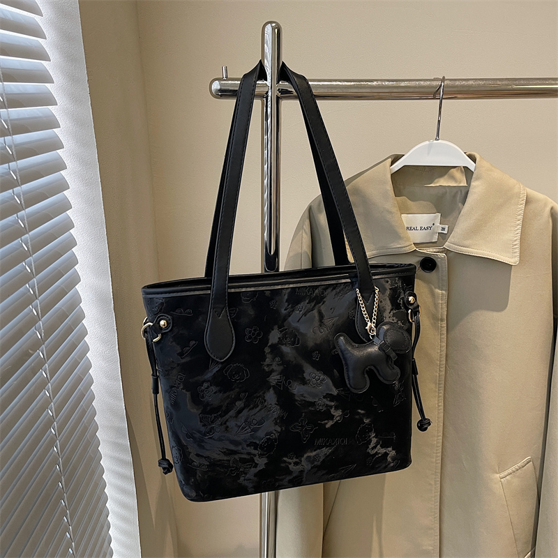 French Retro Matte Color-Blocking Tote Bag for Women - 2025 High-End Commuting Handbag, Embossed Shoulder Bag French Retro Matte Color-Blocking Tote Bag for Women - 2025 High-End Commuting Handbag, Embossed Shoulder Bag