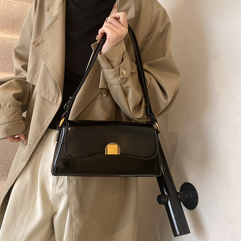 French Retro Oil Wax Leather Underarm Bag for Women - Spring/Summer 2025 Small Shoulder Crossbody Bag, Niche Fashion Accessory French Retro Oil Wax Leather Underarm Bag for Women - Spring/Summer 2025 Small Shoulder Crossbody Bag, Niche Fashion Accessory