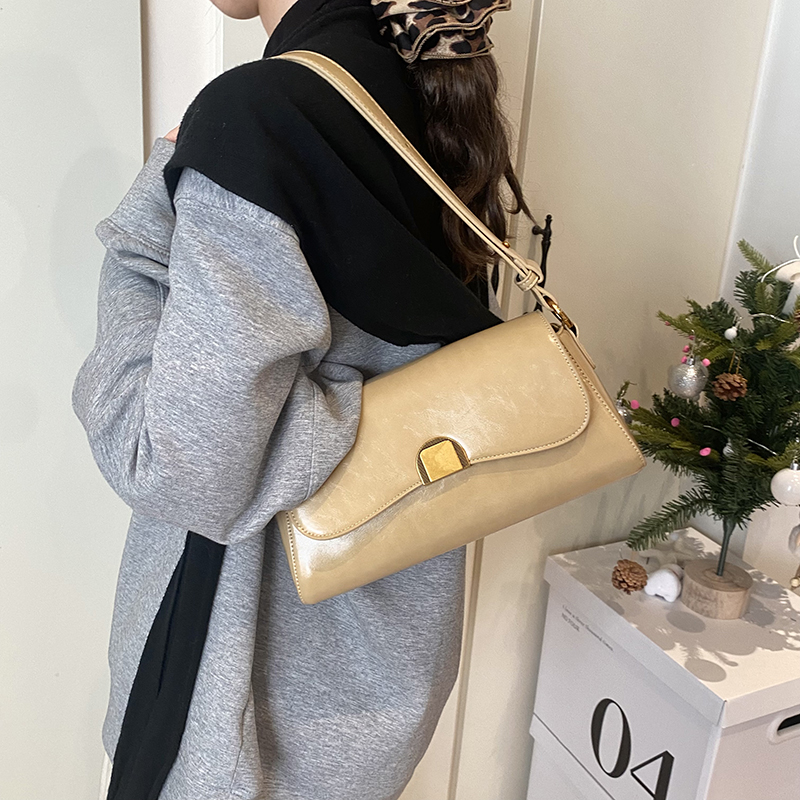 French Retro Oil Wax Leather Underarm Bag for Women - Spring/Summer 2025 Small Shoulder Crossbody Bag, Niche Fashion Accessory French Retro Oil Wax Leather Underarm Bag for Women - Spring/Summer 2025 Small Shoulder Crossbody Bag, Niche Fashion Accessory
