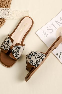 French Retro Sheepskin Flat Sandals for Women - Summer 2025 Beach Style, Perfect for Skirts and Outdoor Wear
