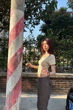 French Romantic Floral Slim Fit Short T-Shirt for Women - Spring 2025 Fashion in Vintage Style