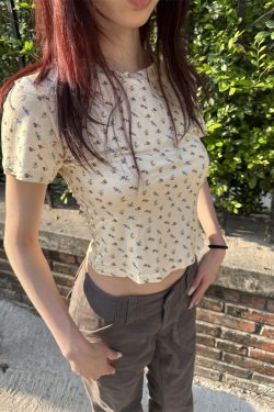 French Romantic Floral Slim Fit Short T-Shirt for Women - Spring 2025 Fashion in Vintage Style