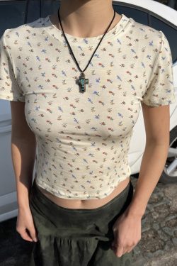 French Romantic Floral Slim Fit Short T-Shirt for Women - Spring 2025 Fashion in Vintage Style