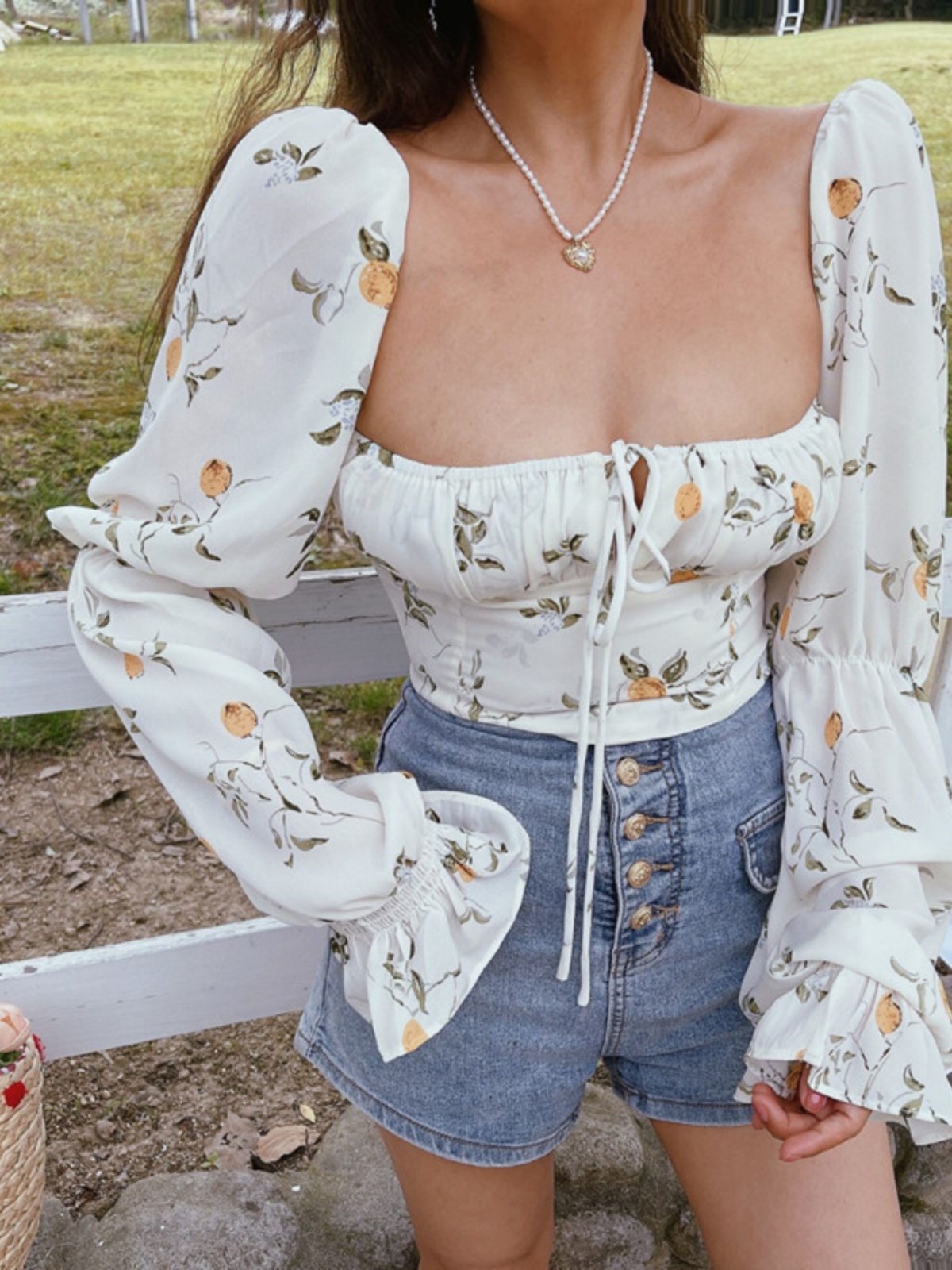 French Vintage Floral Shirt with Square Neck and Lantern Sleeves, Waist-Cinching Short Design for Spring/Summer 2025 Fashion French Vintage Floral Shirt with Square Neck and Lantern Sleeves, Waist-Cinching Short Design for Spring/Summer 2025 Fashion