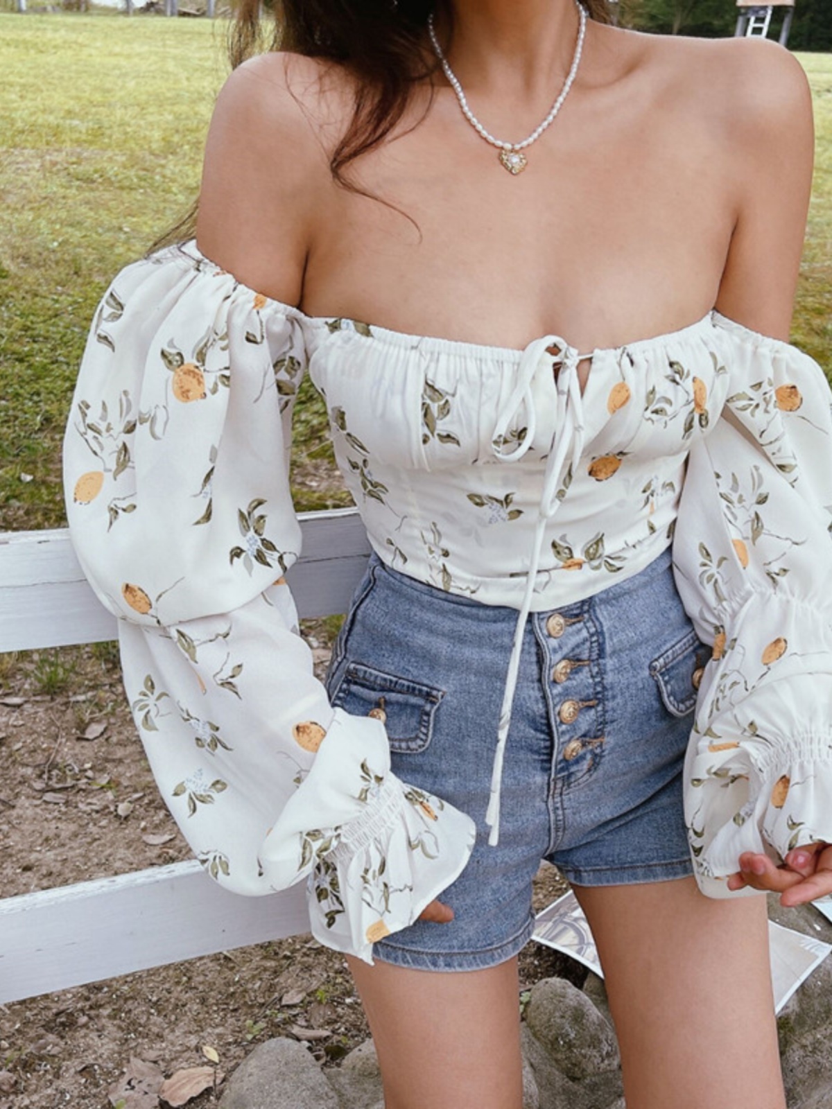 French Vintage Floral Shirt with Square Neck and Lantern Sleeves, Waist-Cinching Short Design for Spring/Summer 2025 Fashion French Vintage Floral Shirt with Square Neck and Lantern Sleeves, Waist-Cinching Short Design for Spring/Summer 2025 Fashion