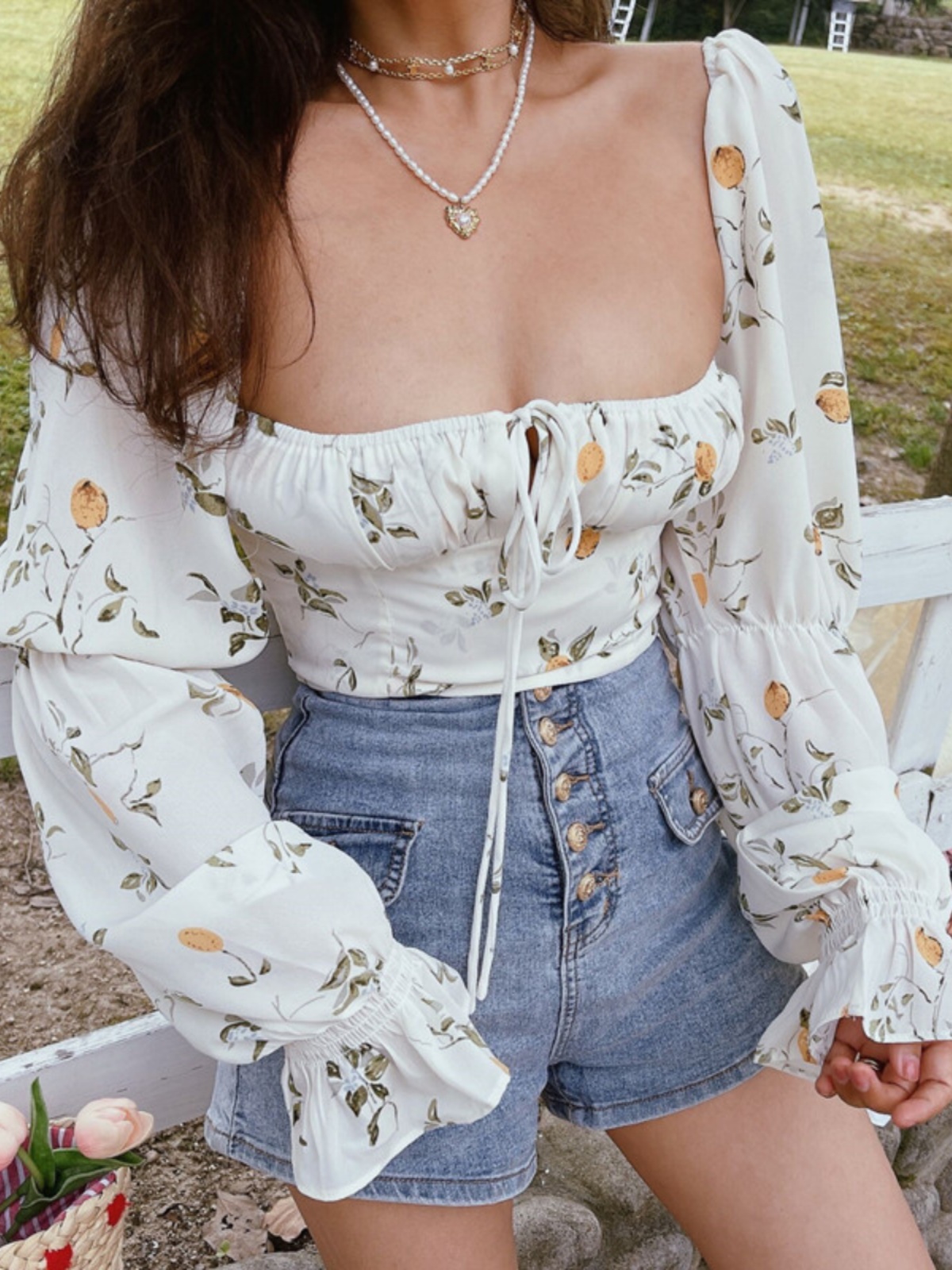 French Vintage Floral Shirt with Square Neck and Lantern Sleeves, Waist-Cinching Short Design for Spring/Summer 2025 Fashion French Vintage Floral Shirt with Square Neck and Lantern Sleeves, Waist-Cinching Short Design for Spring/Summer 2025 Fashion