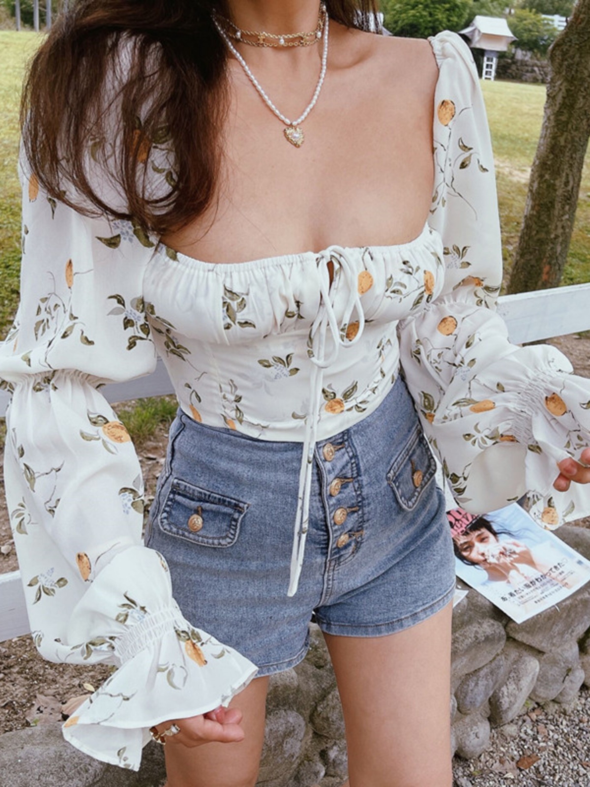 French Vintage Floral Shirt with Square Neck and Lantern Sleeves, Waist-Cinching Short Design for Spring/Summer 2025 Fashion French Vintage Floral Shirt with Square Neck and Lantern Sleeves, Waist-Cinching Short Design for Spring/Summer 2025 Fashion