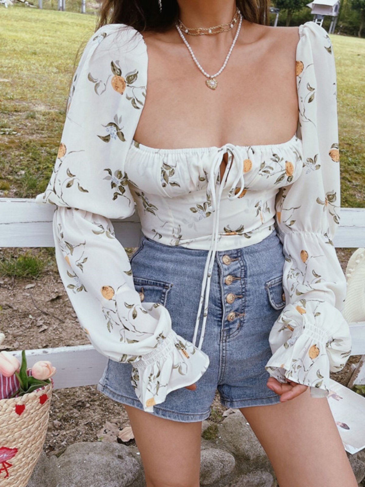 French Vintage Floral Shirt with Square Neck and Lantern Sleeves, Waist-Cinching Short Design for Spring/Summer 2025 Fashion French Vintage Floral Shirt with Square Neck and Lantern Sleeves, Waist-Cinching Short Design for Spring/Summer 2025 Fashion