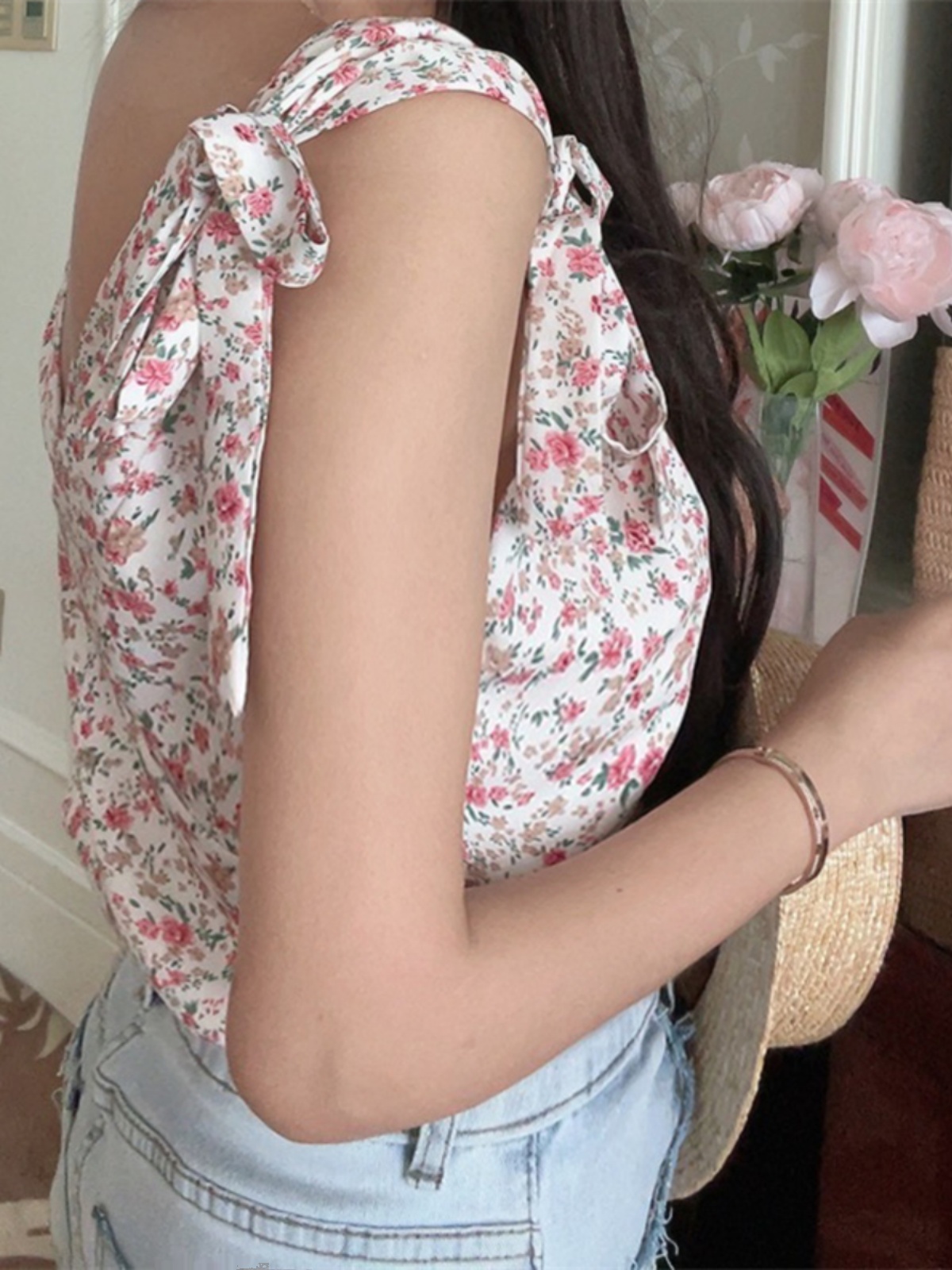 French Vintage Floral V-Neck Tie-Up Sleeveless Shirt Top for Vacation - 2025 Spring/Summer Romantic Style French Vintage Floral V-Neck Tie-Up Sleeveless Shirt Top for Vacation - 2025 Spring/Summer Romantic Style