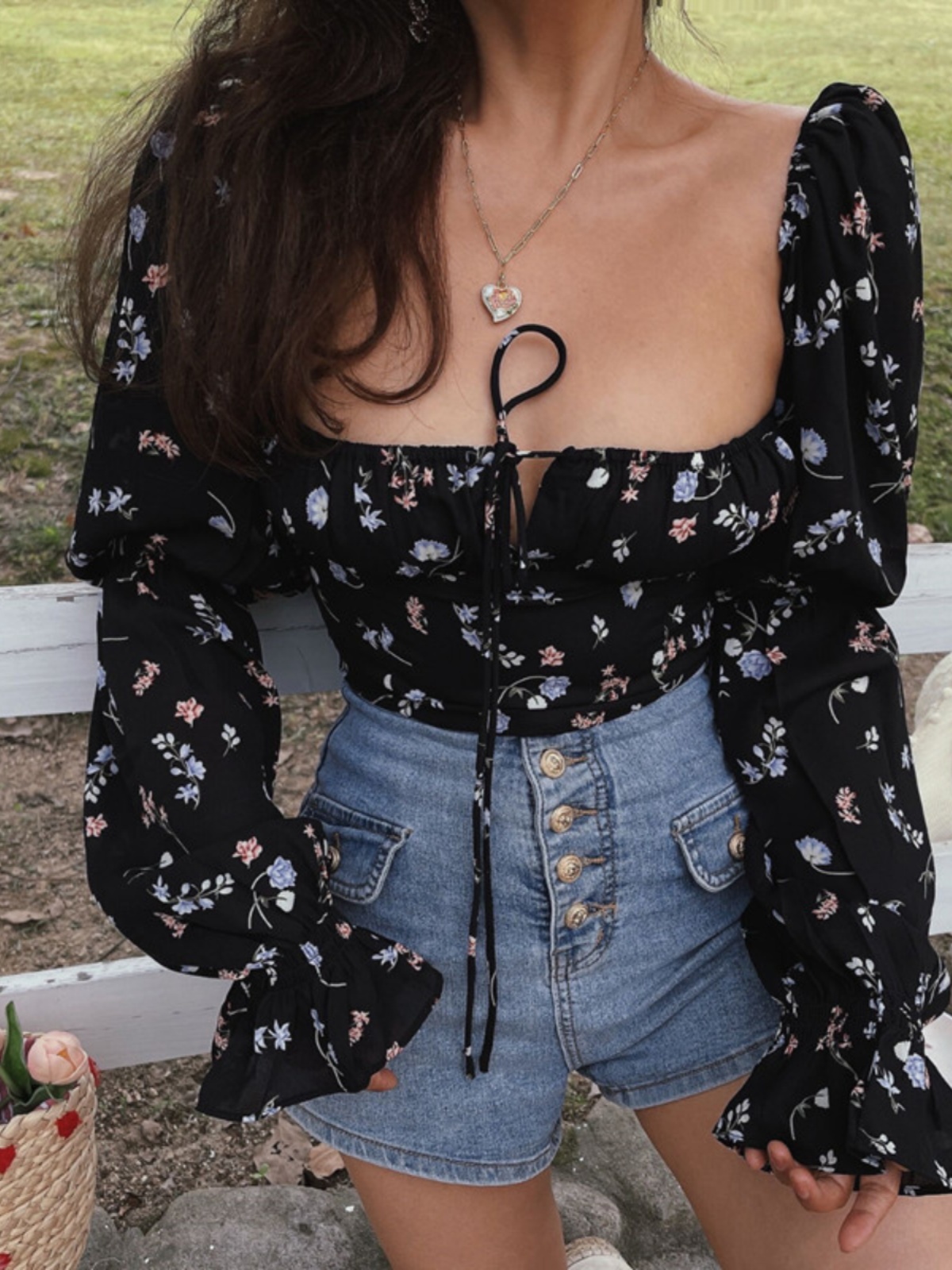 French Vintage Square Neck Lantern Sleeve Waist-Defined Short Vacation Shirt for Women - 2025 Spring/Summer Fashion French Vintage Square Neck Lantern Sleeve Waist-Defined Short Vacation Shirt for Women - 2025 Spring/Summer Fashion