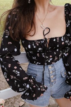 French Vintage Square Neck Lantern Sleeve Waist-Defined Short Vacation Shirt for Women - 2025 Spring/Summer Fashion