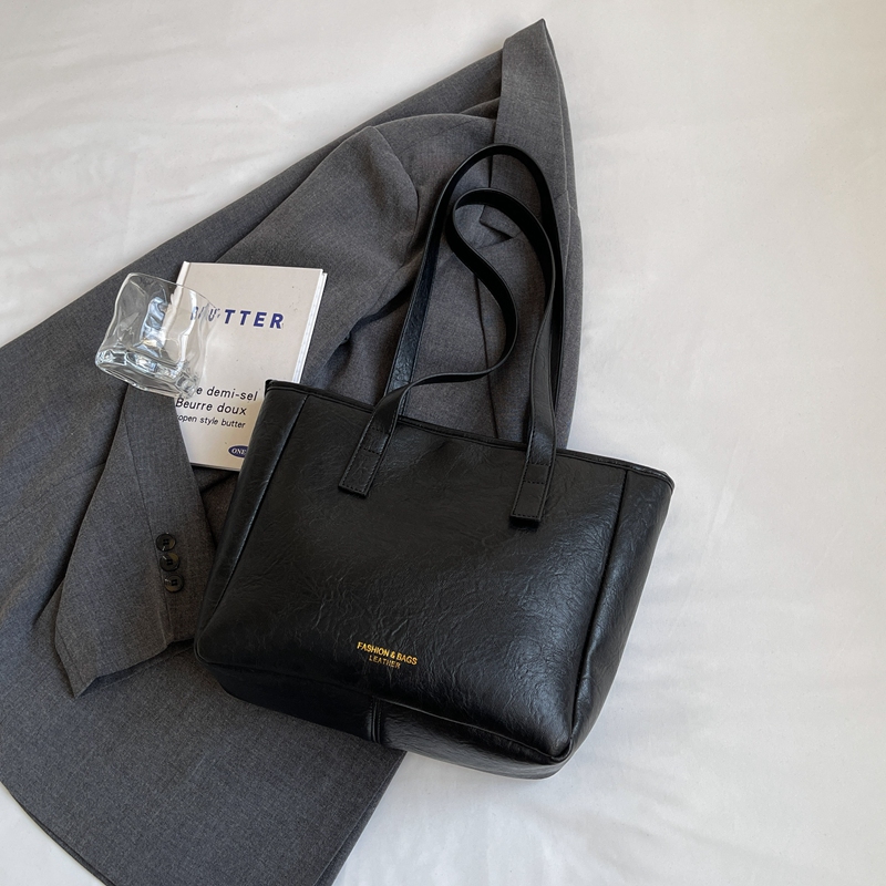 French Vintage Tote Bag for Women, Autumn 2025 Large Capacity Handheld Shoulder Bag, Chic Student Commuter Style French Vintage Tote Bag for Women, Autumn 2025 Large Capacity Handheld Shoulder Bag, Chic Student Commuter Style