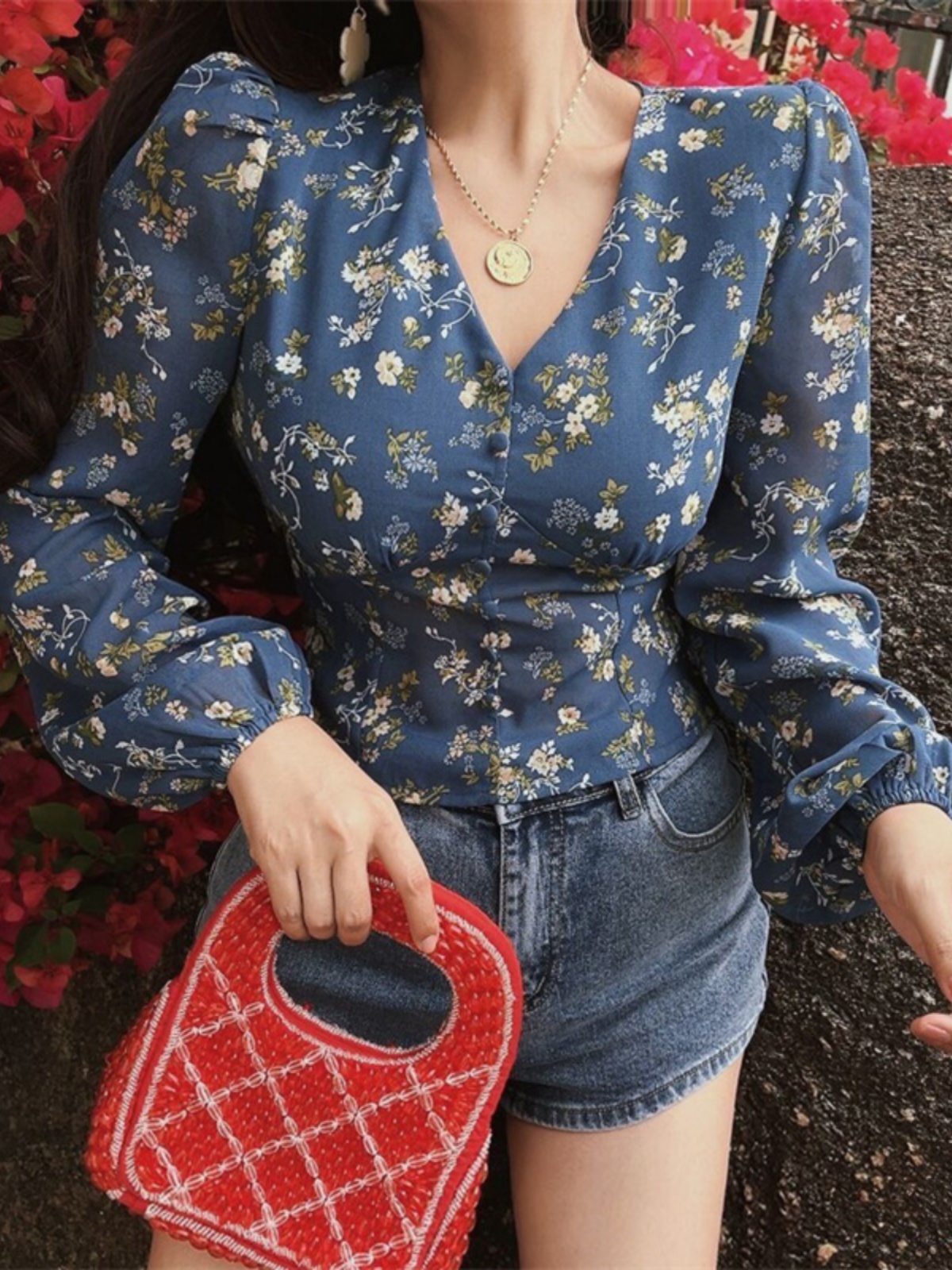 French Vintage V-Neck Puff Sleeve Ultra Slimming Long Sleeve Blouse - Chiffon Shirt for Vacation - Spring/Summer 2025 Fashion French Vintage V-Neck Puff Sleeve Ultra Slimming Long Sleeve Blouse - Chiffon Shirt for Vacation - Spring/Summer 2025 Fashion