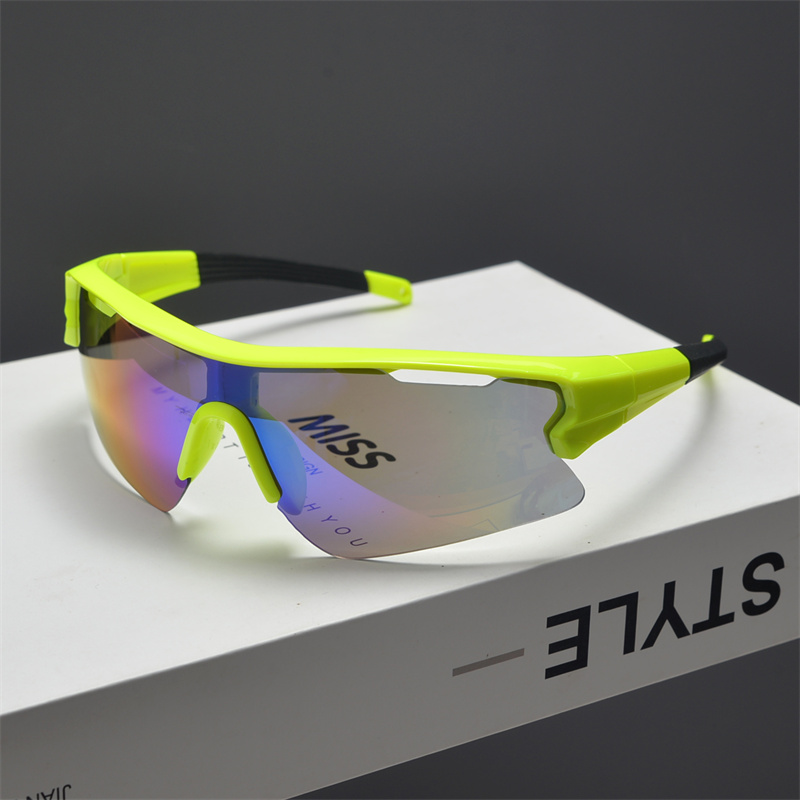 Futuristic Oversized Cycling Sunglasses for Men and Women, Windproof Colorful Trendy Outdoor Climbing and Skiing Gear Futuristic Oversized Cycling Sunglasses for Men and Women, Windproof Colorful Trendy Outdoor Climbing and Skiing Gear