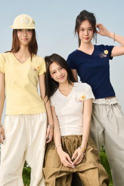 Hand-Drawn 3D Yarn Flower Elastic Slim-Fit V-Neck Short Sleeve T-Shirt for Women - Trendy Floral Design, Perfect for Everyday Wear