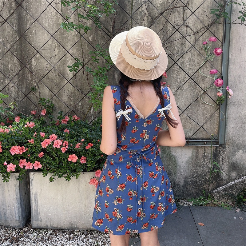 Handmade French Vintage Floral V-Neck Waist-Defining Vacation Vest Dress for Women - Slim Fit, Chic Summer Style Handmade French Vintage Floral V-Neck Waist-Defining Vacation Vest Dress for Women - Slim Fit, Chic Summer Style