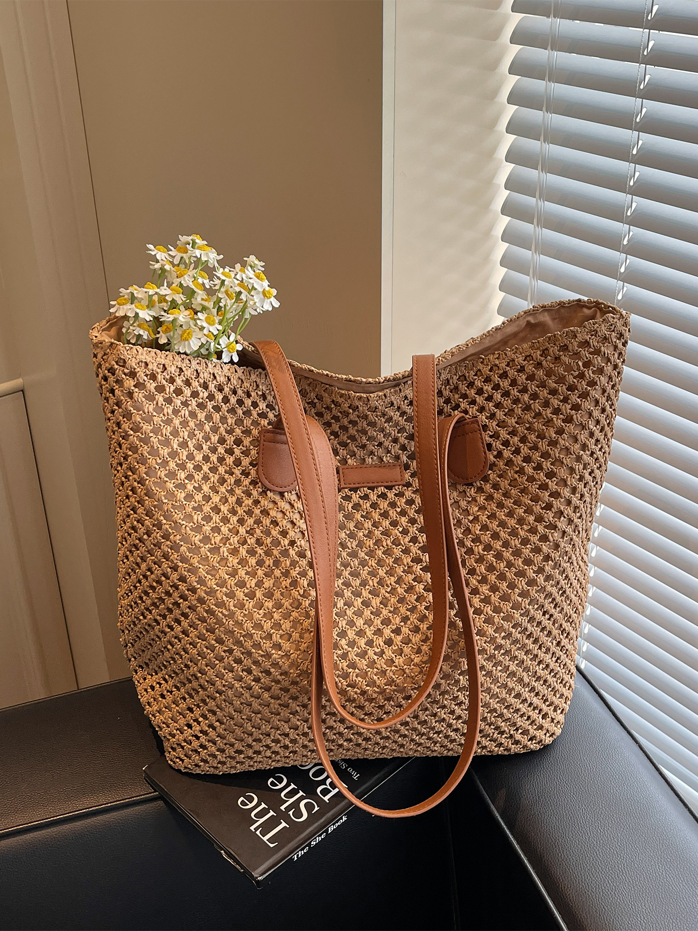 Handwoven Straw Tote Bag for Women, Large Capacity, Trendy Beach Vacation Shoulder Bag, 2025 Style Handwoven Straw Tote Bag for Women, Large Capacity, Trendy Beach Vacation Shoulder Bag, 2025 Style