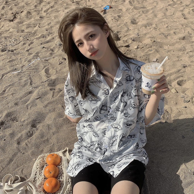 Hawaiian Floral Short Sleeve Shirt for Women - Loose Fit Beach Top in Hong Kong Style for Seaside Vacation Hawaiian Floral Short Sleeve Shirt for Women - Loose Fit Beach Top in Hong Kong Style for Seaside Vacation