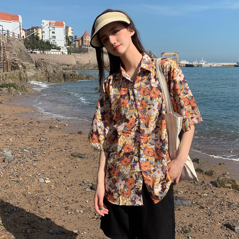 Hawaiian Floral Short Sleeve Shirt for Women - Loose Fit Beach Top in Hong Kong Style for Seaside Vacation Hawaiian Floral Short Sleeve Shirt for Women - Loose Fit Beach Top in Hong Kong Style for Seaside Vacation